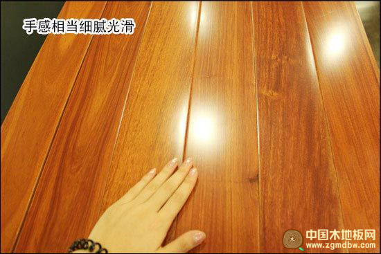 宜华红檀香实木地板测评：纹理清晰 色泽自然