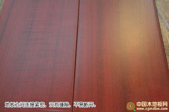 安信饱食桑实木地板测评：颜色红艳 木纹清晰