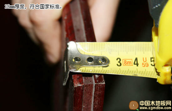 安信饱食桑实木地板测评：颜色红艳 木纹清晰