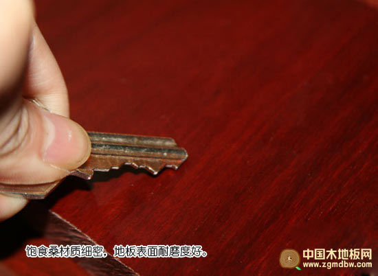 安信饱食桑实木地板测评：颜色红艳 木纹清晰